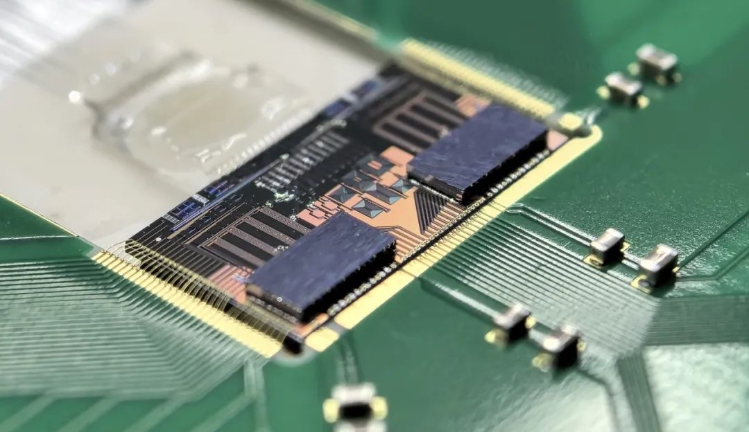 国内首款！2Tb/s三维集成硅光芯粒成功出样